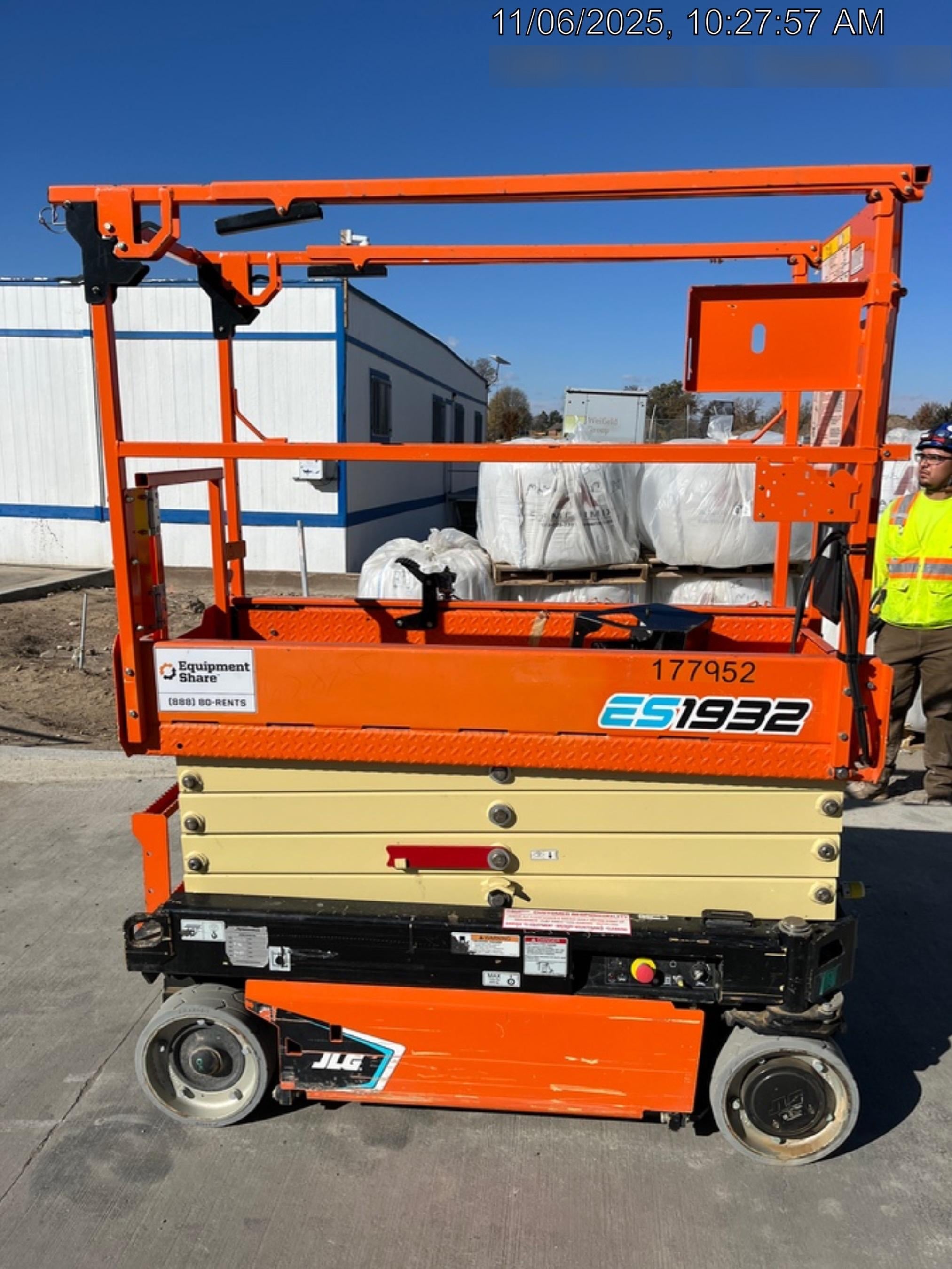 2021 JLG ES1932