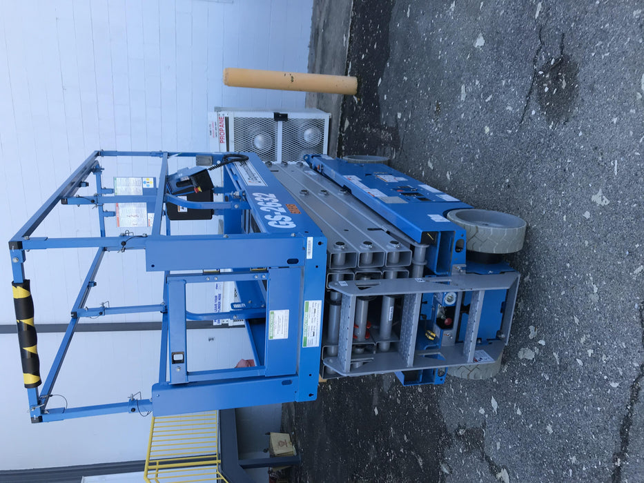 2019 Genie GS-2632 Folding rails with half height swing gate