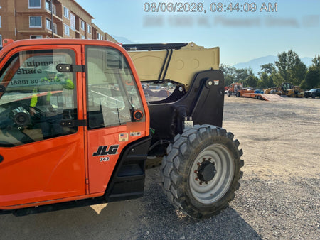 2017 JLG 742