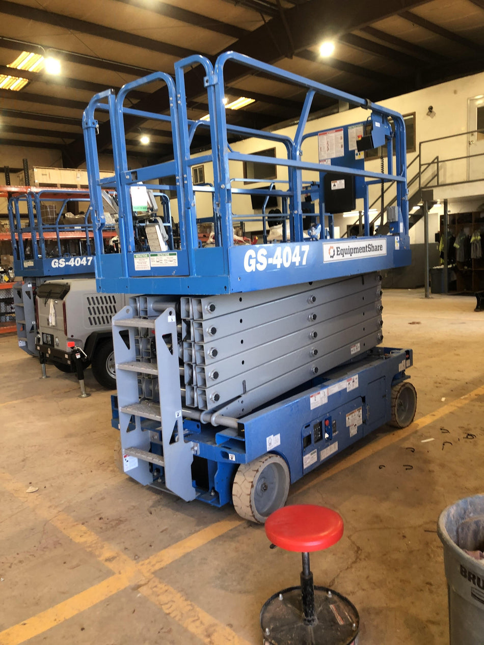 2019 Genie GS-4047 Folding rails with half height swing gate