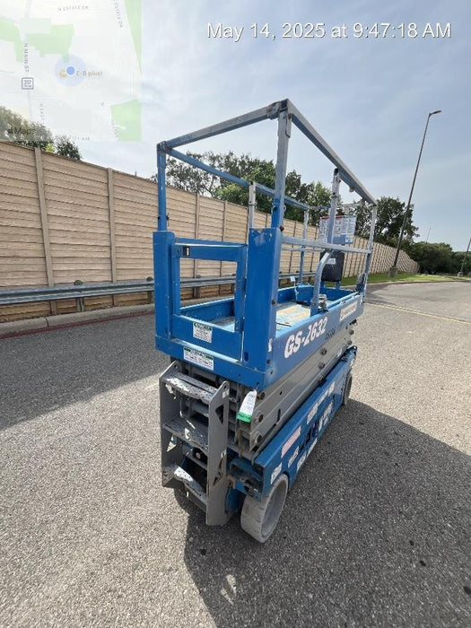 2019 Genie GS-2632 Folding rails with half height swing gate