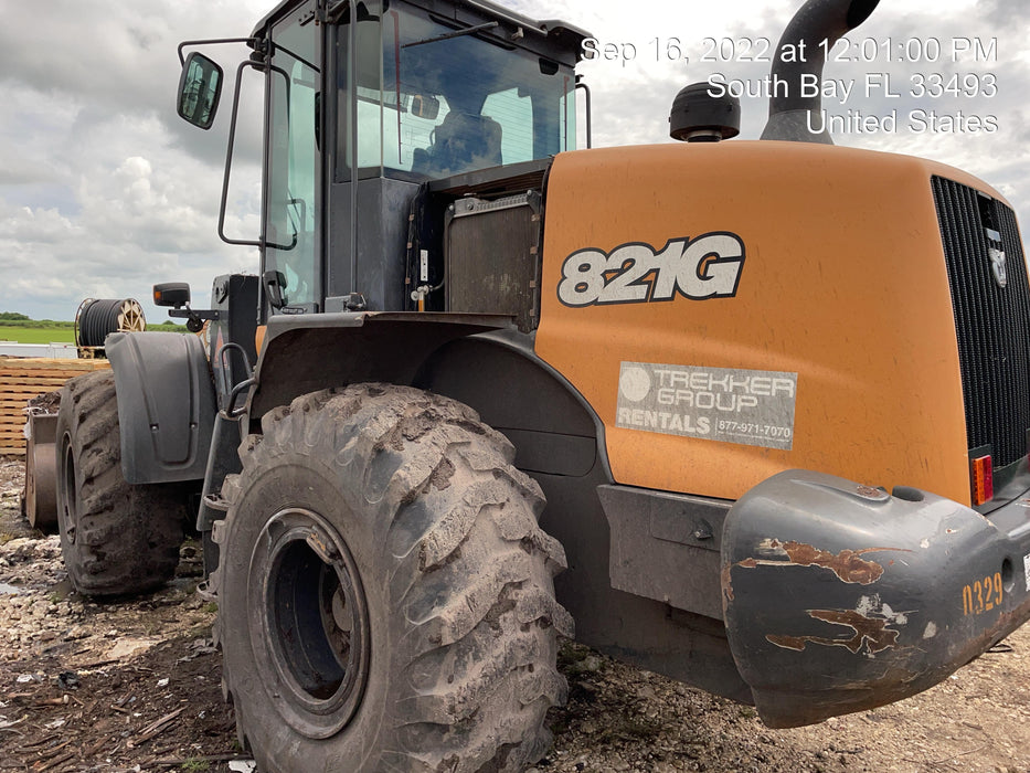 2017 Case 821G CLOSED CAB, JRB 418 STYLE HYD COUPLER