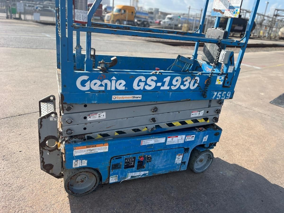 2017 Genie GS-1930 Genie GS-1930 Lift w/Fixed Rail and Chain Entry