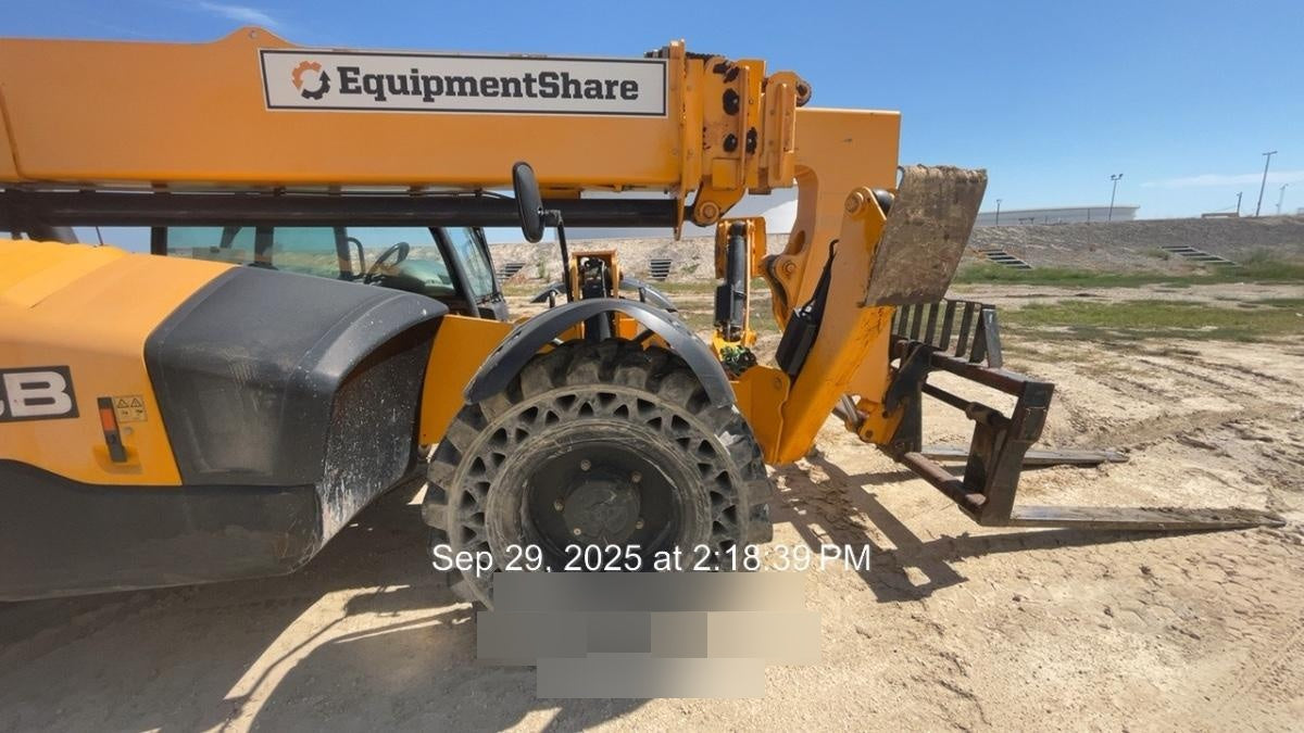 2019 JCB 512-56 74 HP w/CAB/HVAC, Beacon, Aux Hydraulics, Worklights, Solid Tires w/60" Carriage/Forks