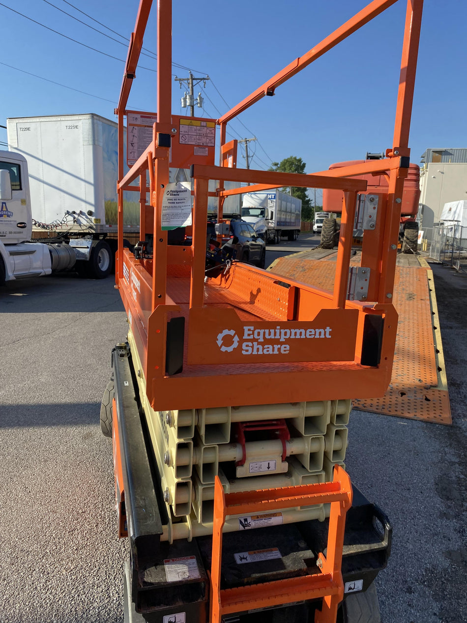 2023 JLG ES2632