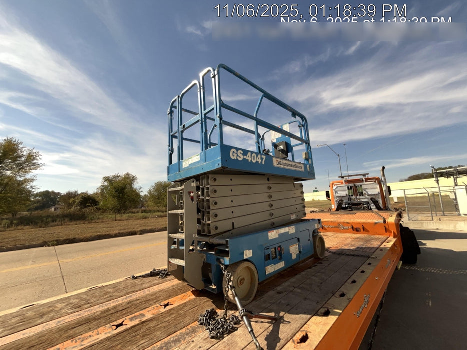 2019 Genie GS-4047 Folding rails with half height swing gate