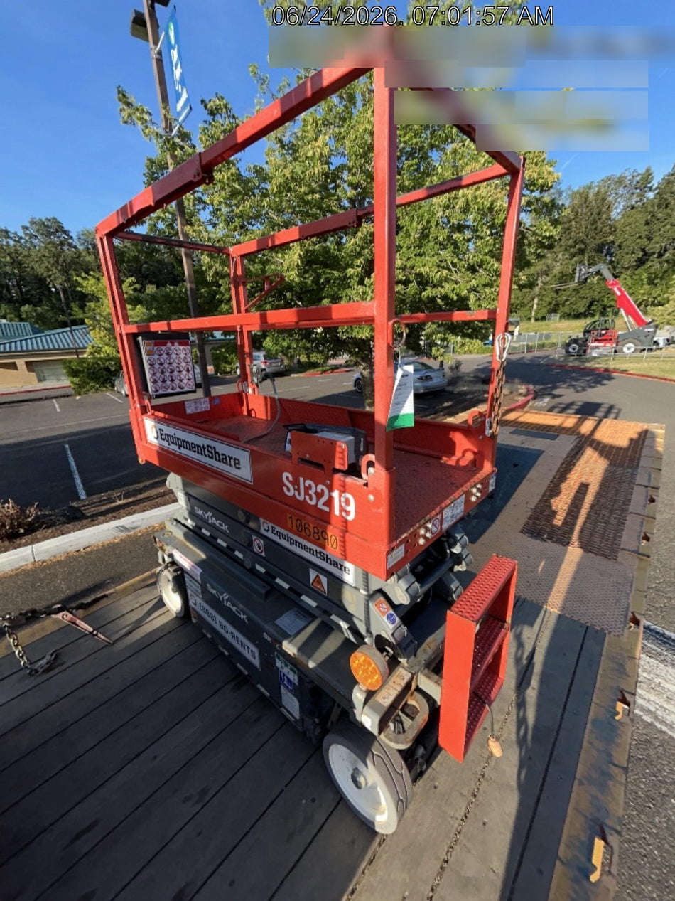 2020 Skyjack SJIII-3219 Solid NM Tires, Half height spring hinged entry gate, Dual Beacons, 800W Inverter