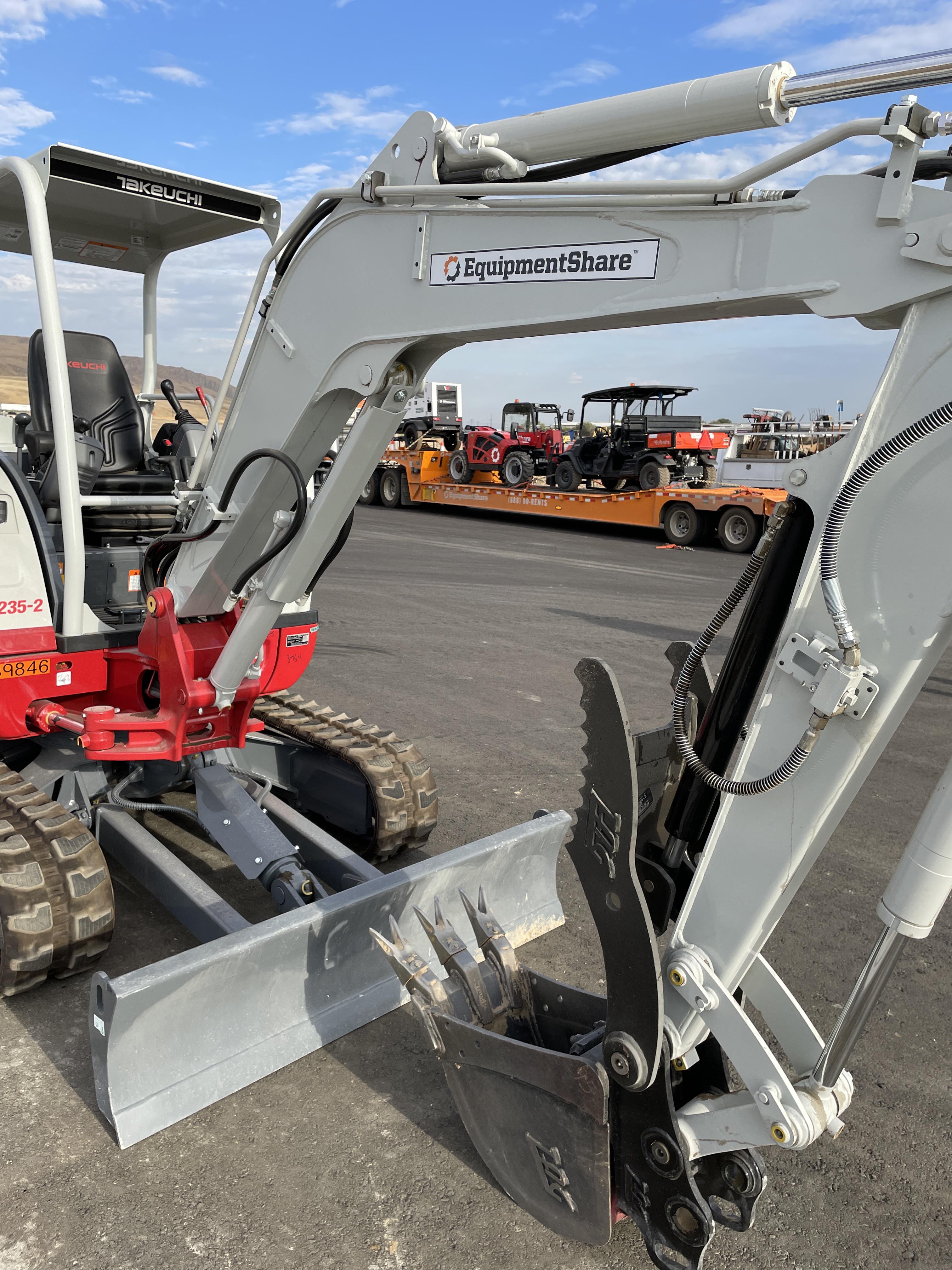 2022 TAKEUCHI TB235-2R