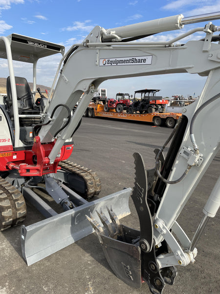 2022 TAKEUCHI TB235-2R