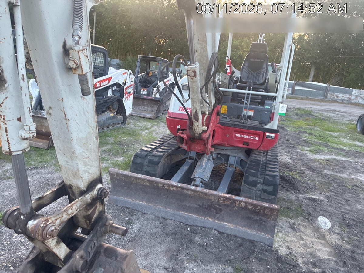 2023 TAKEUCHI TB250-2R