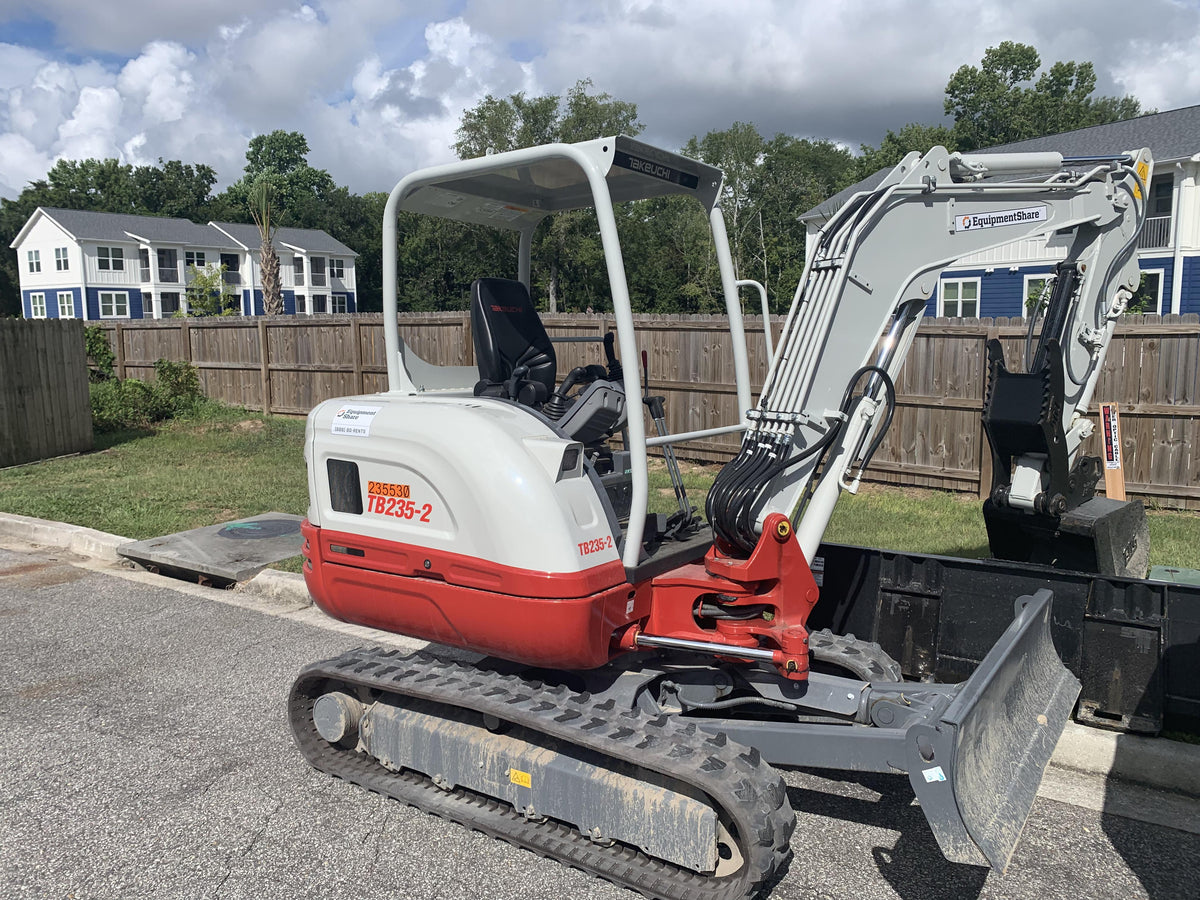 2022 TAKEUCHI TB235-2R