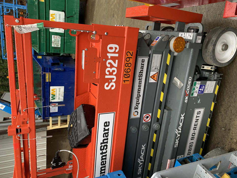 2020 Skyjack SJIII-3219 Solid NM Tires, Half height spring hinged entry gate, Dual Beacons, 800W Inverter