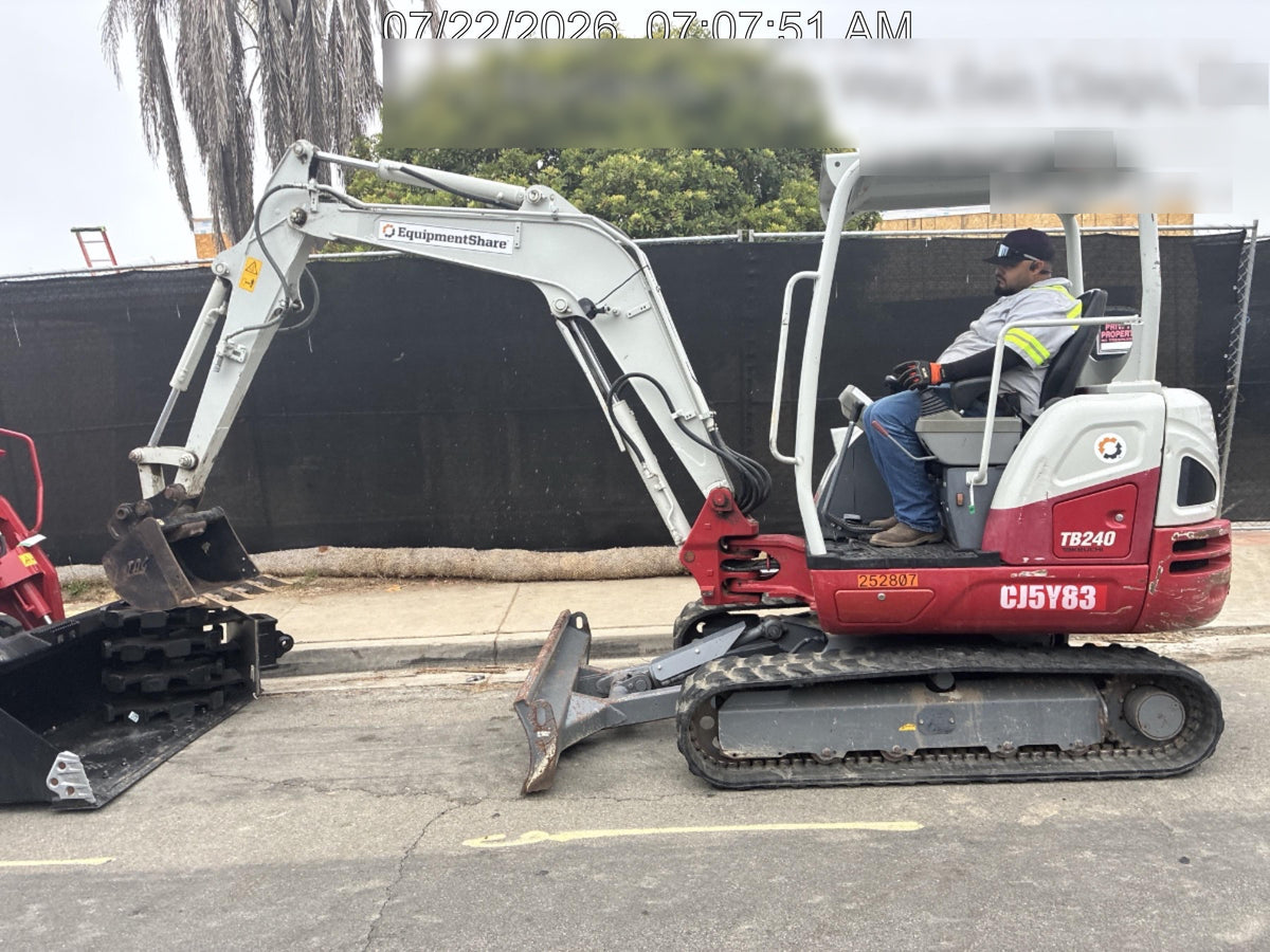 2021 TAKEUCHI TB240R