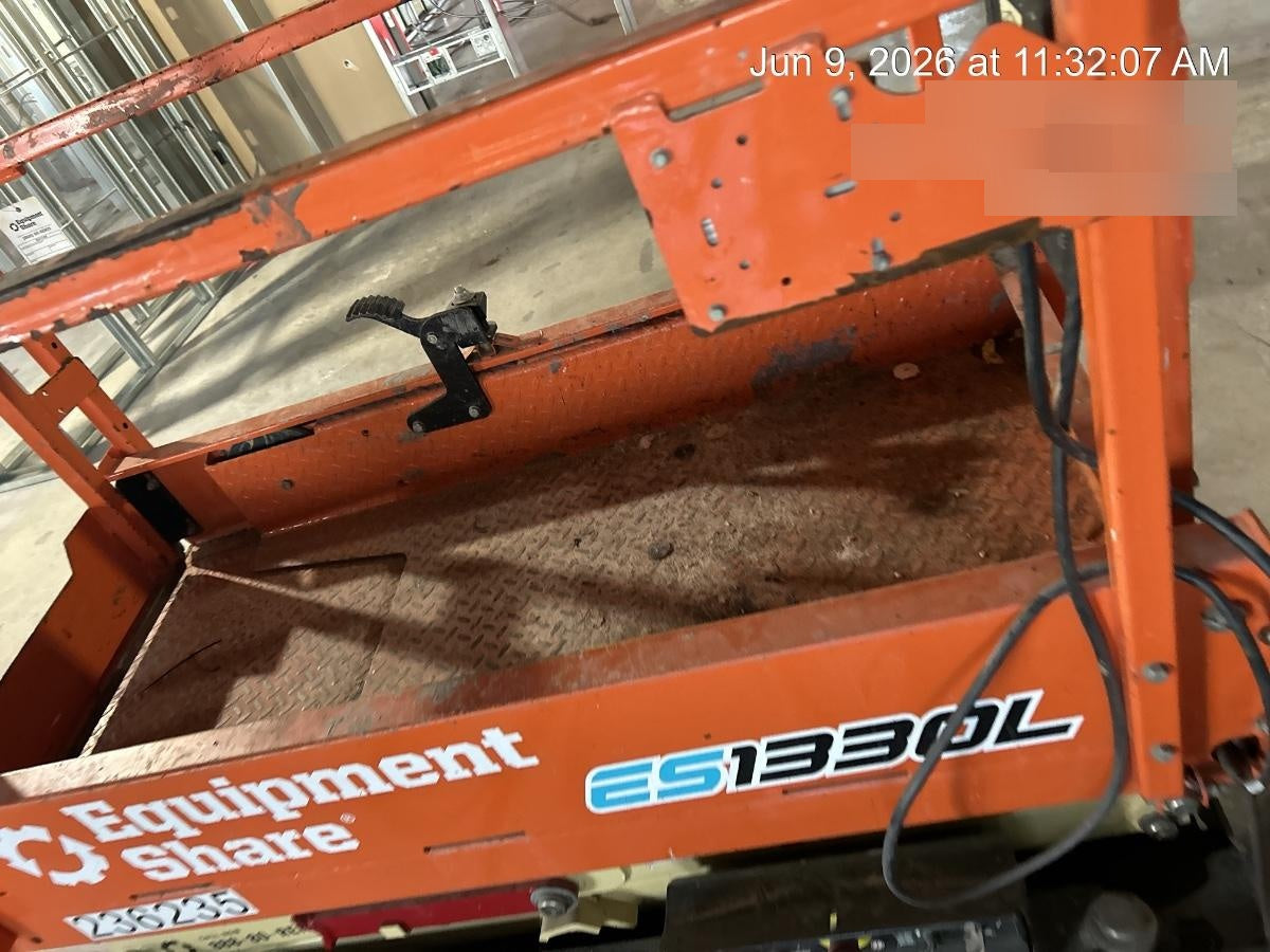 2022 JLG ES1330L