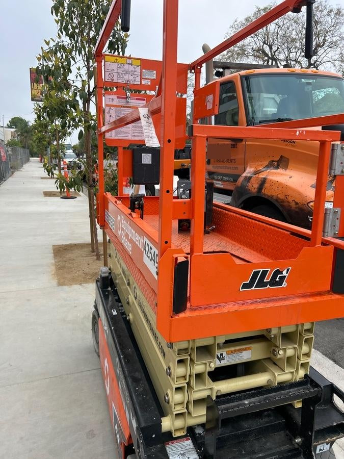 2024 JLG ES1932
