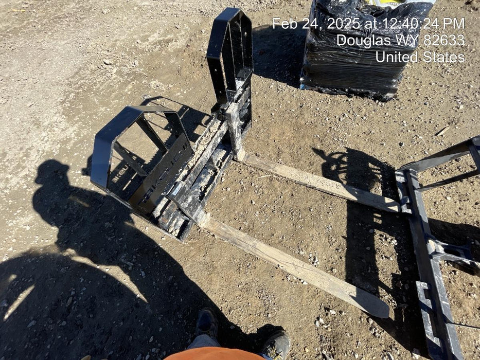 2022 TAKEUCHI 48" Pallet Forks - Takeuchi