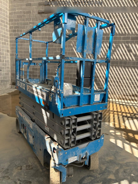2019 Genie GS-2632 Folding rails with half height swing gate