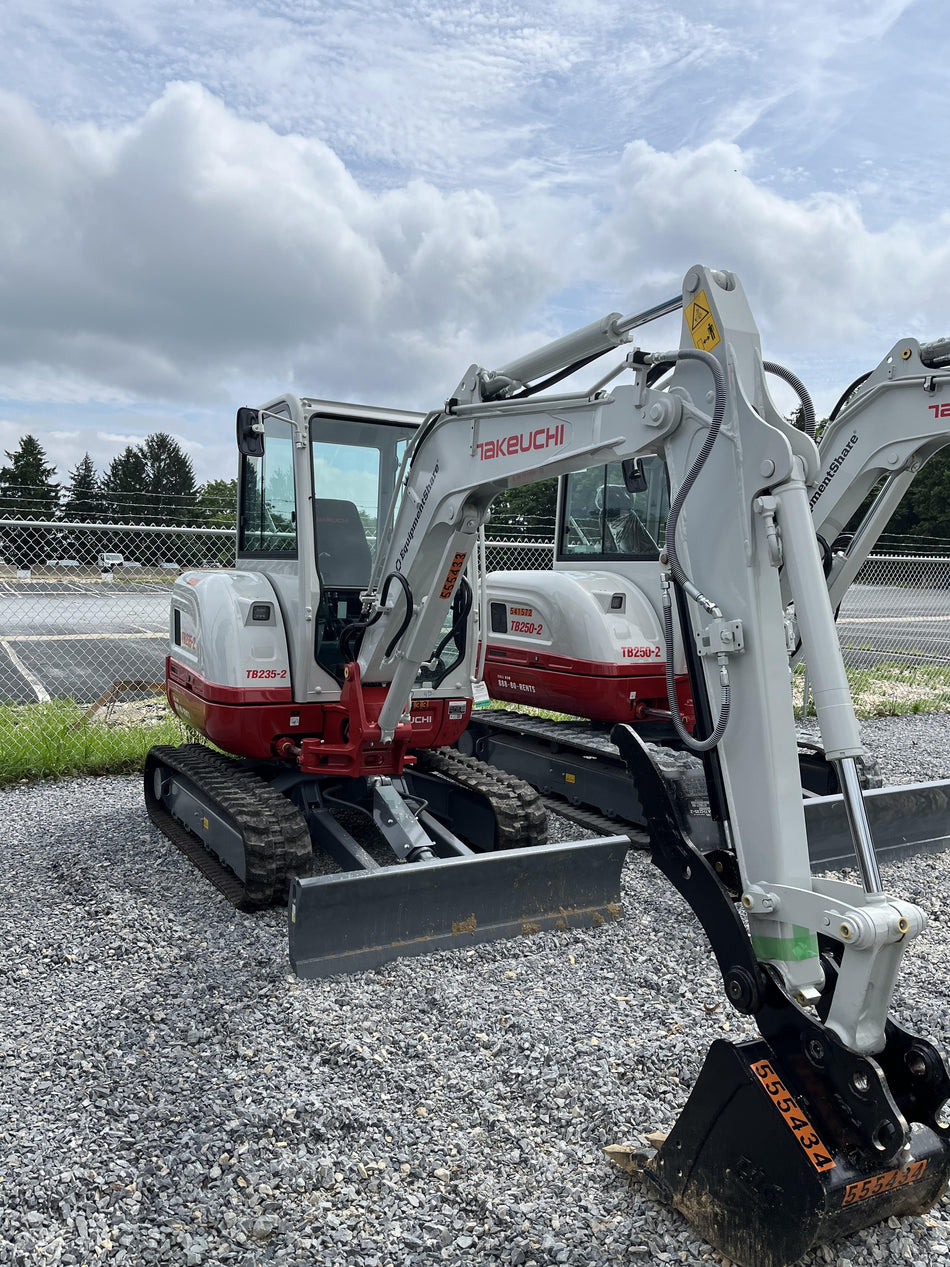 2025 TAKEUCHI TB235-2CR
