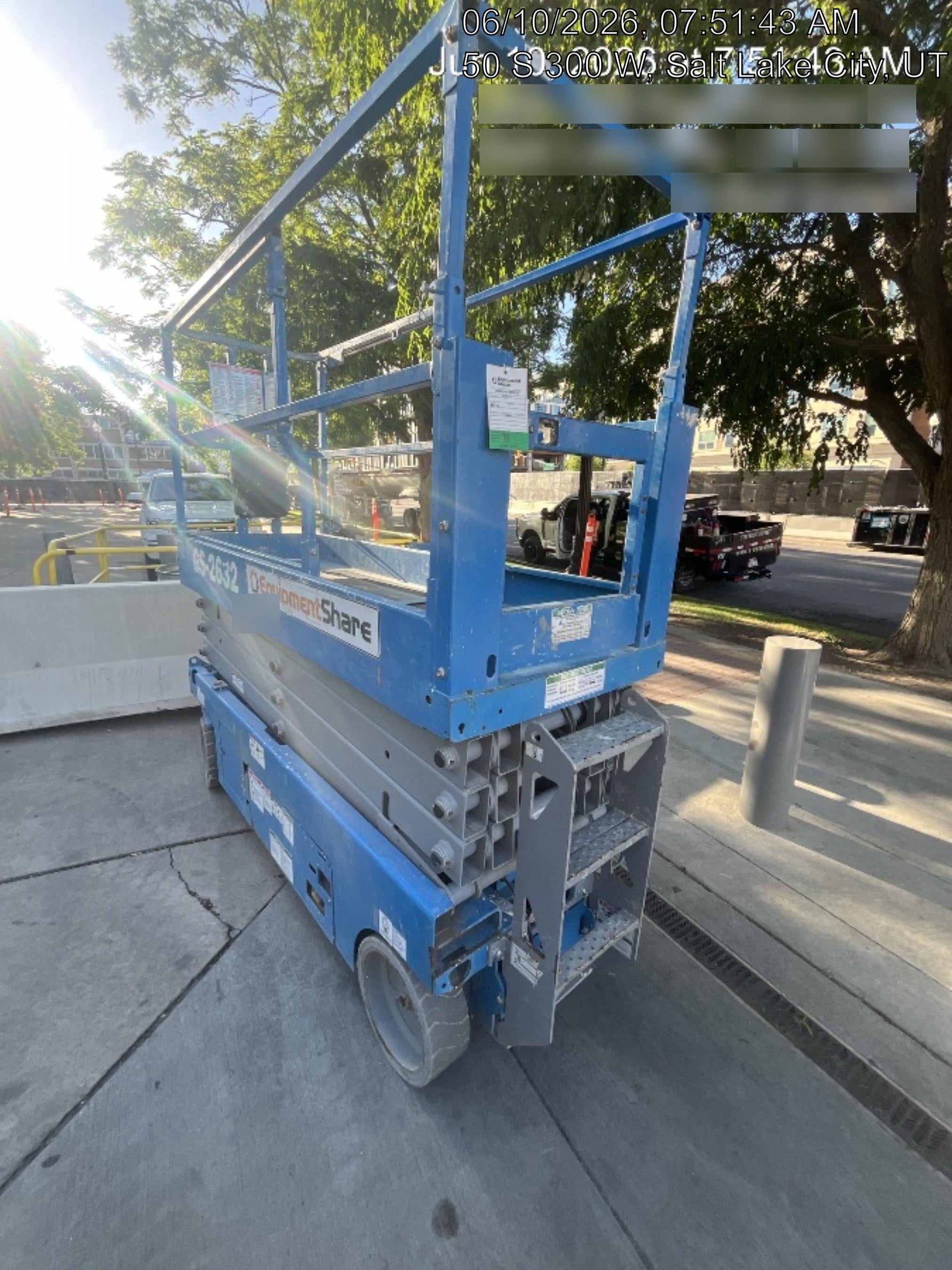 2019 Genie GS-2632 Folding rails with half height swing gate
