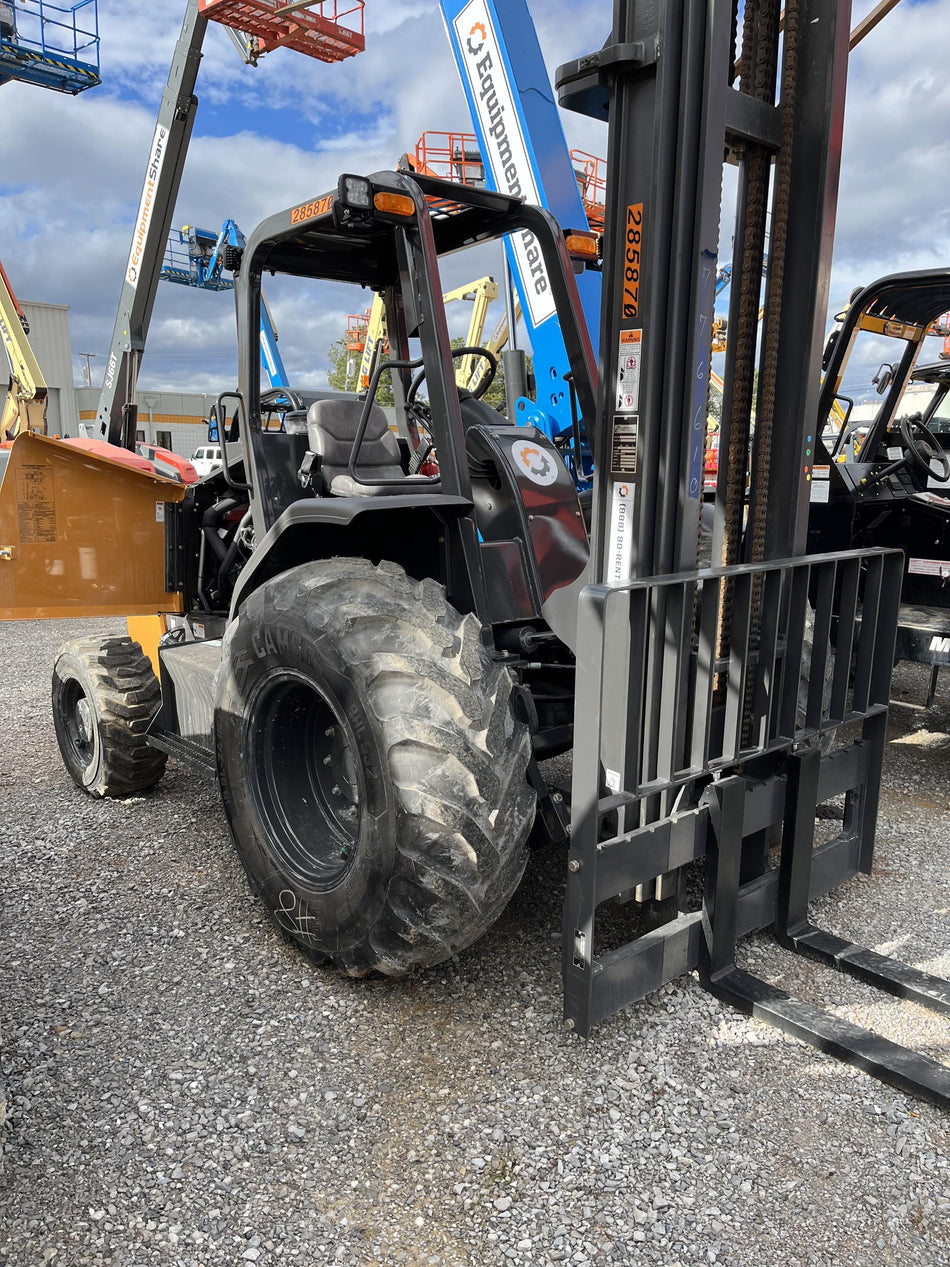2023 CASE 588H