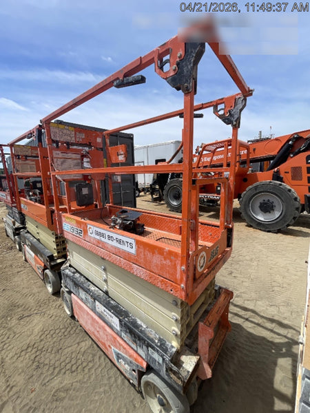 2021 JLG ES1932