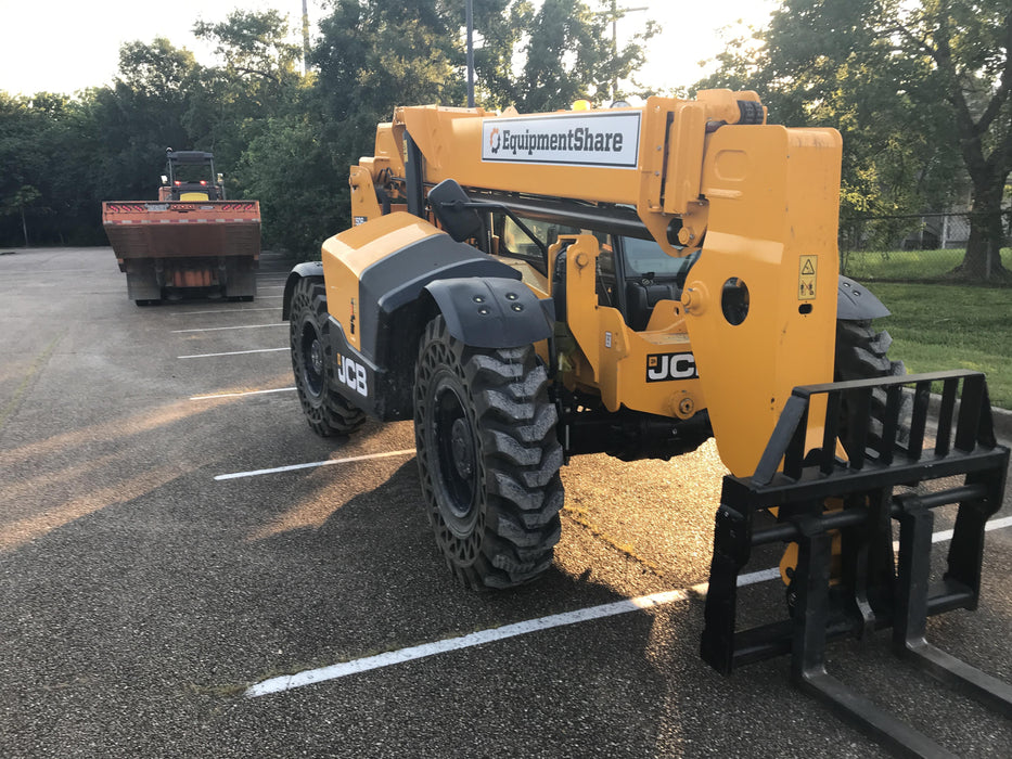 2020 JCB 506-36 Cab/Heat/Air, 74 HP, Solid Tires, STD Worklight, Beacon, Aux Hydraulics, Lifting Eye, Back up Alarm w/48" Carriage/48" Forks