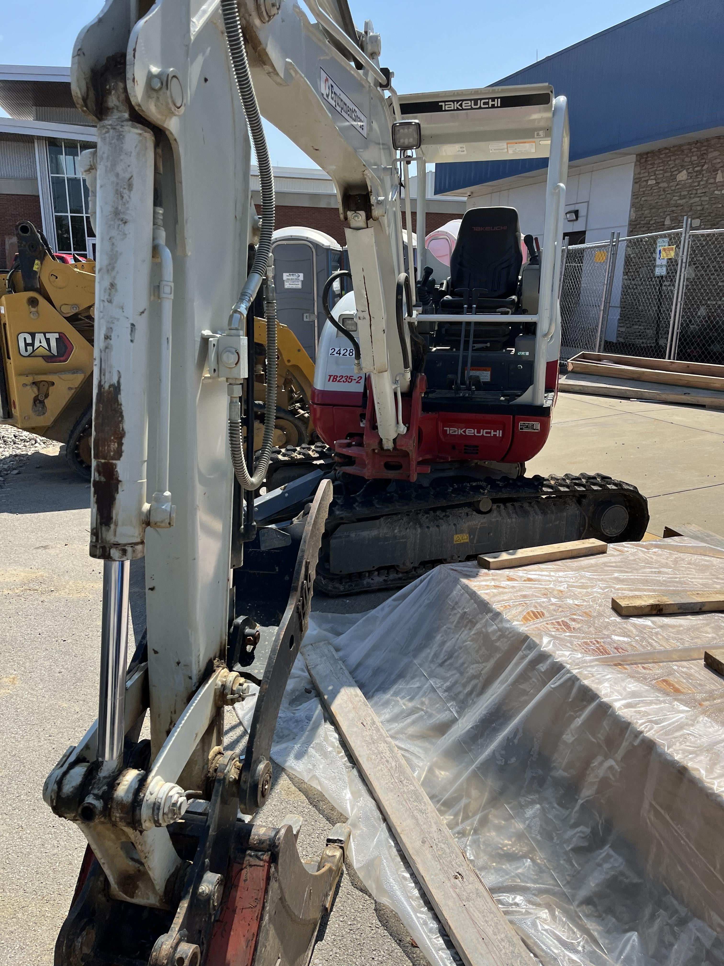 2022 TAKEUCHI TB235-2R
