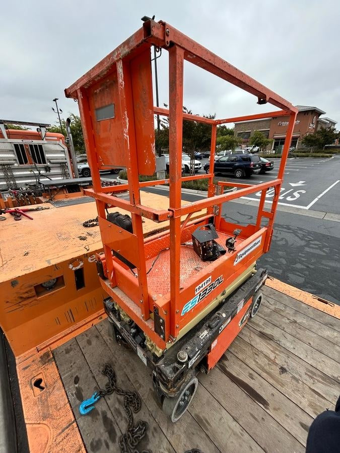 2021 JLG ES1330L