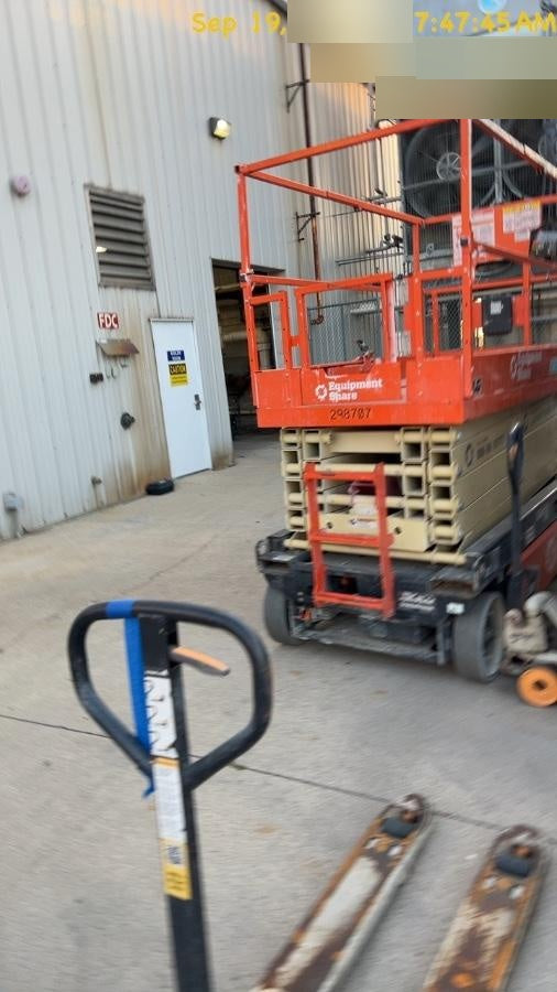 2023 JLG ES3246