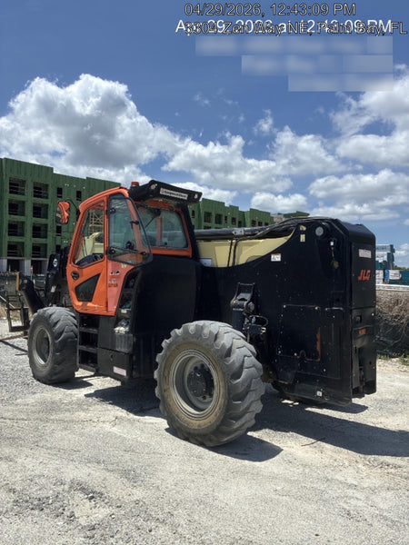 2022 JLG 1075