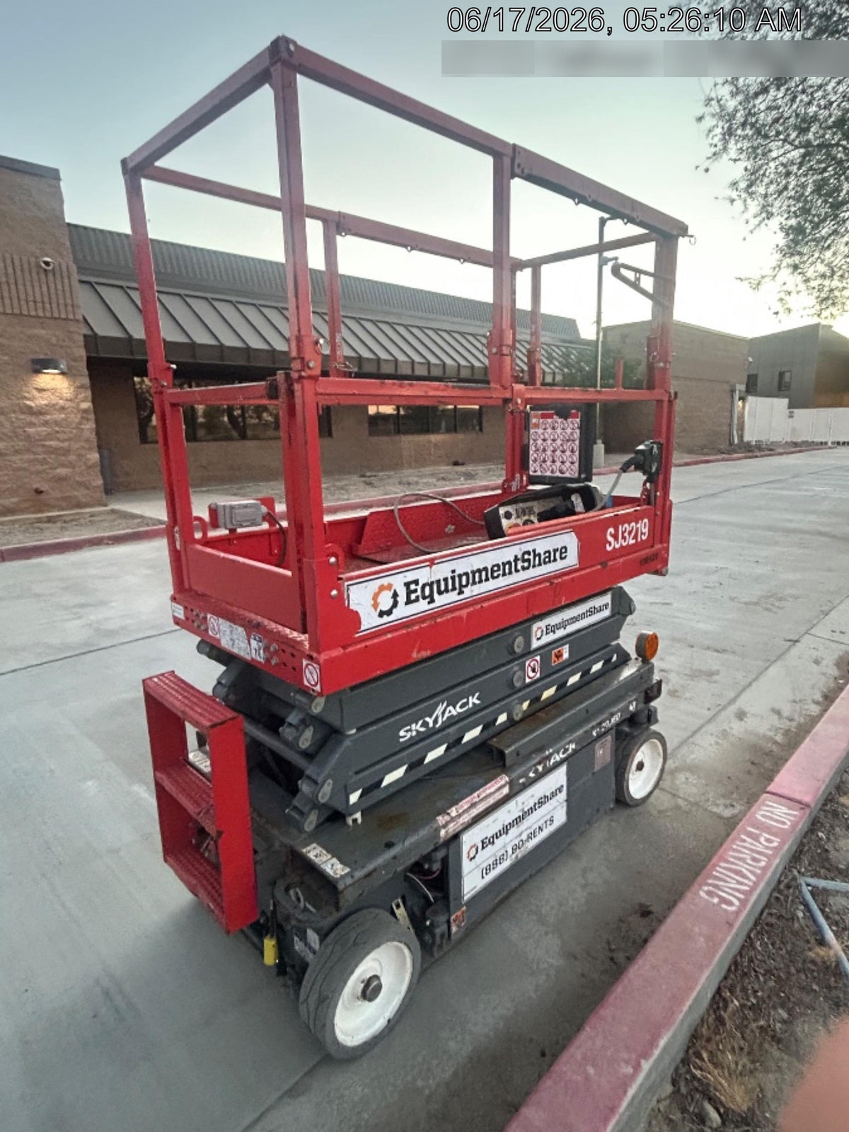 2020 Skyjack SJIII-3219 Solid NM Tires, Half height spring hinged entry gate, Dual Beacons, 800W Inverter