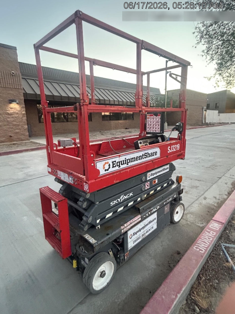 2020 Skyjack SJIII-3219 Solid NM Tires, Half height spring hinged entry gate, Dual Beacons, 800W Inverter