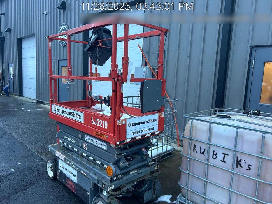 2020 Skyjack SJIII-3219 Solid NM Tires, Half height spring hinged entry gate, Dual Beacons, 800W Inverter