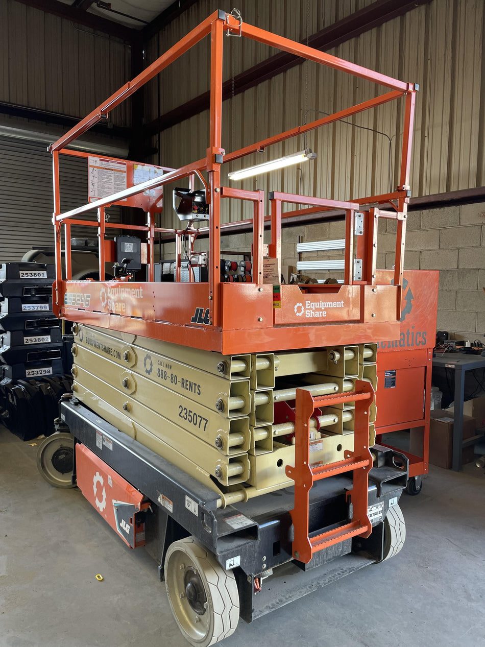 2022 JLG ES3246
