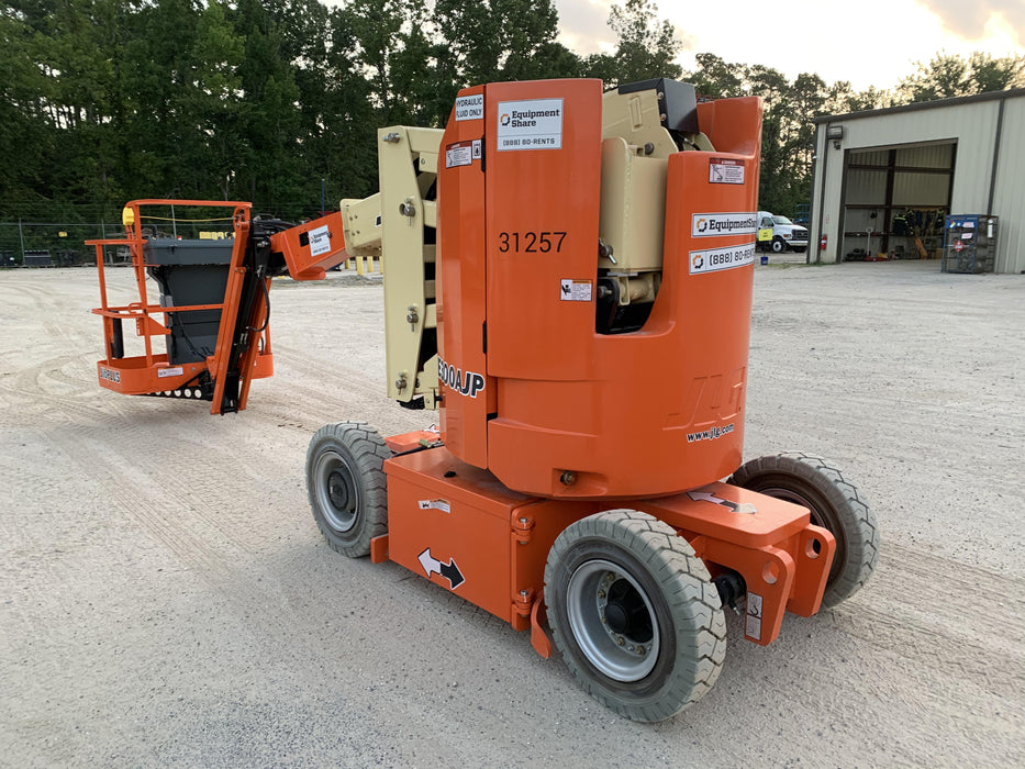 2019 JLG E300AJP