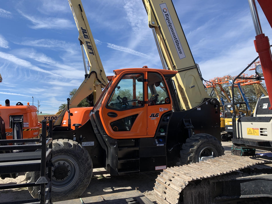 2021 JLG 1075