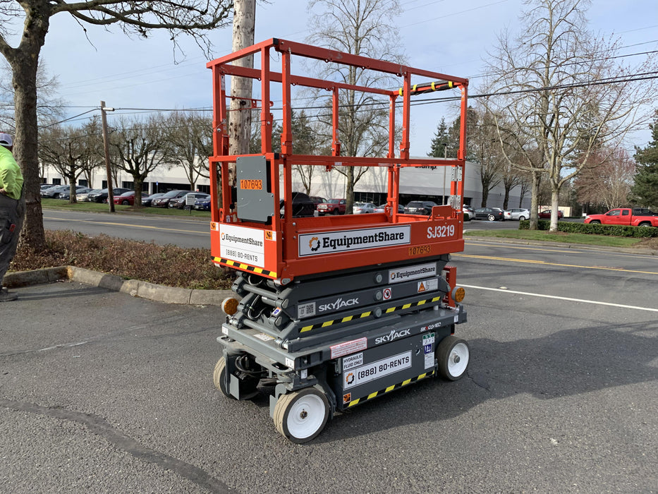 2020 Skyjack SJIII-3219 Solid NM Tires, Half height spring hinged entry gate, Dual Beacons, 800W Inverter