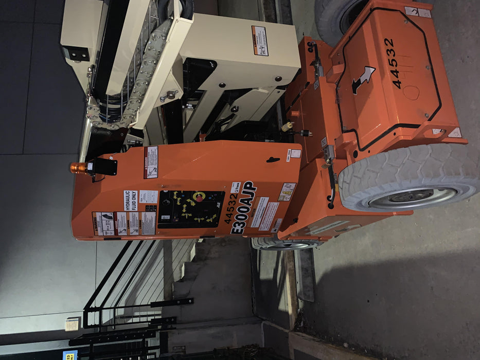 2019 JLG E300AJP