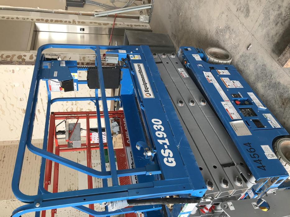 2019 Genie GS-1930 Fixed rails with chain Entry