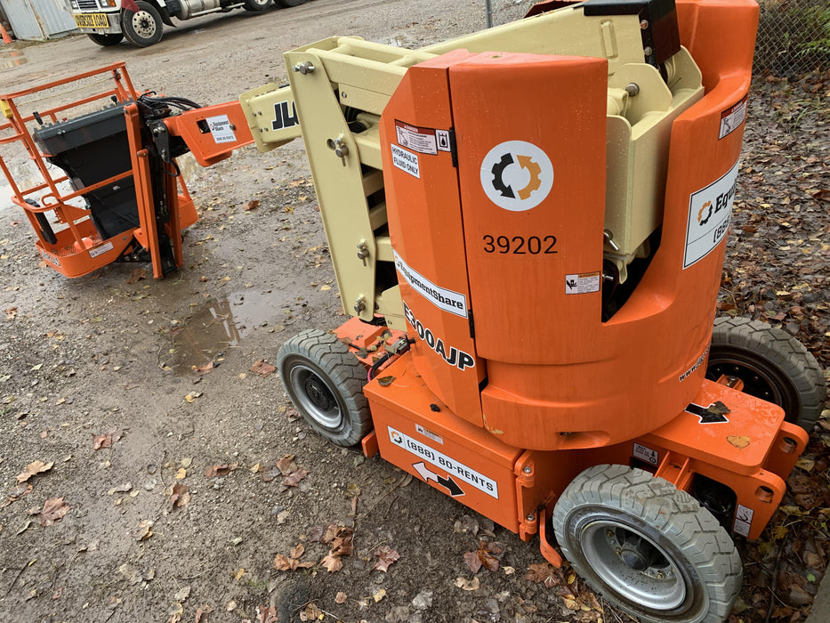 2019 JLG E300AJP