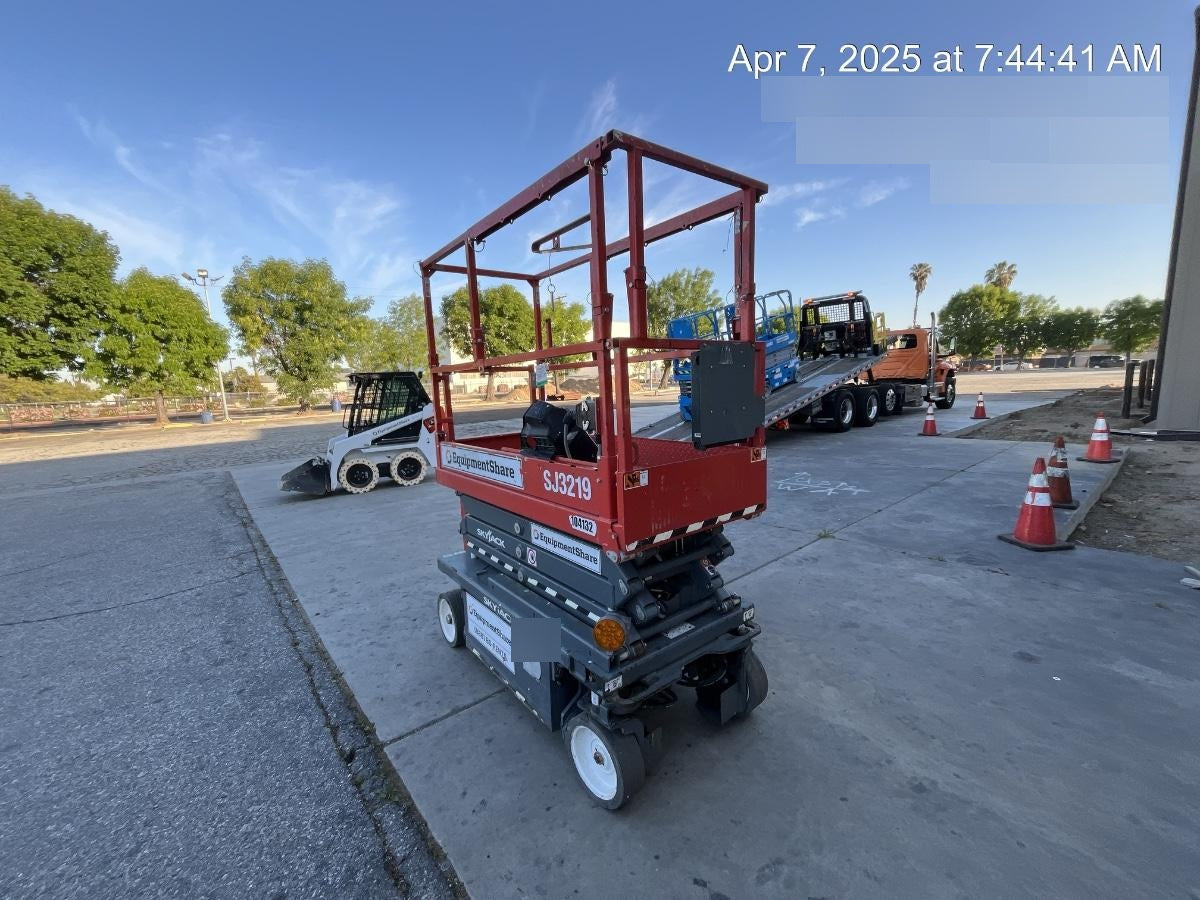 2020 Skyjack SJIII-3219 Solid NM Tires, Half height spring hinged entry gate, Dual Beacons, 800W Inverter