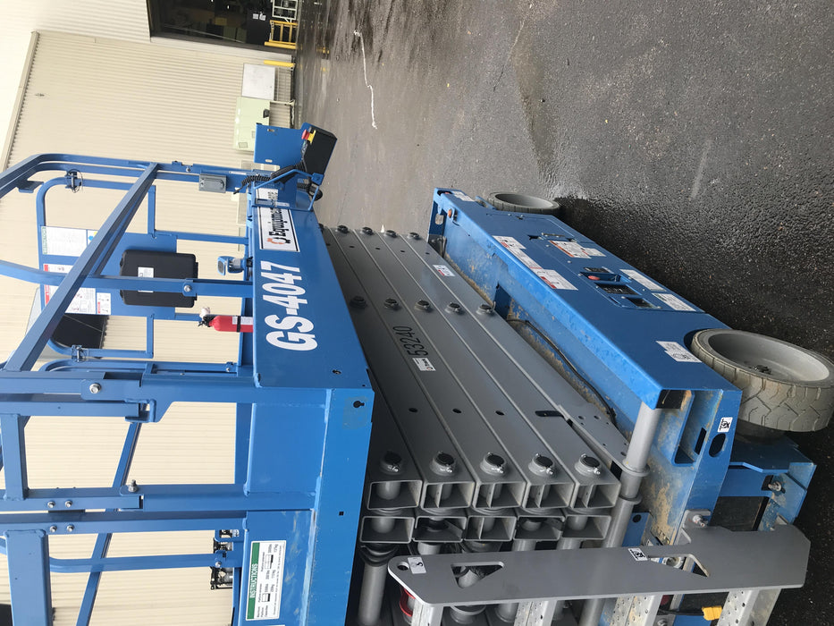 2019 Genie GS-4047 Folding rails with half height swing gate