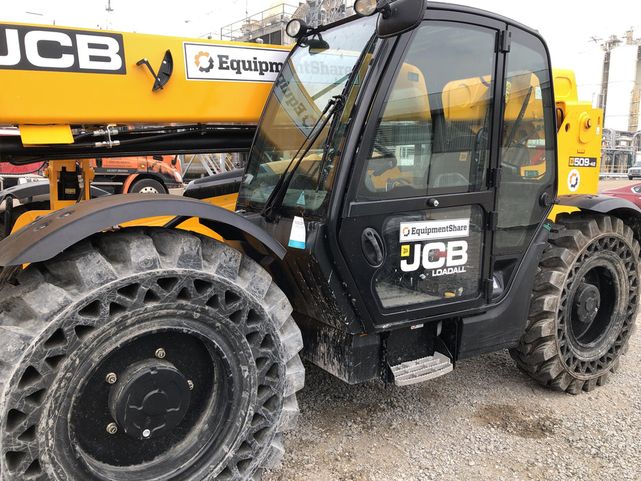 2019 JCB 509-42 Cab/Heat/Air, 74 HP, Solid Tires, STD Worklight, Beacon, Aux Hydraulics, Lifting Eye, Back up Alarm w/66" Carriage/60" Forks