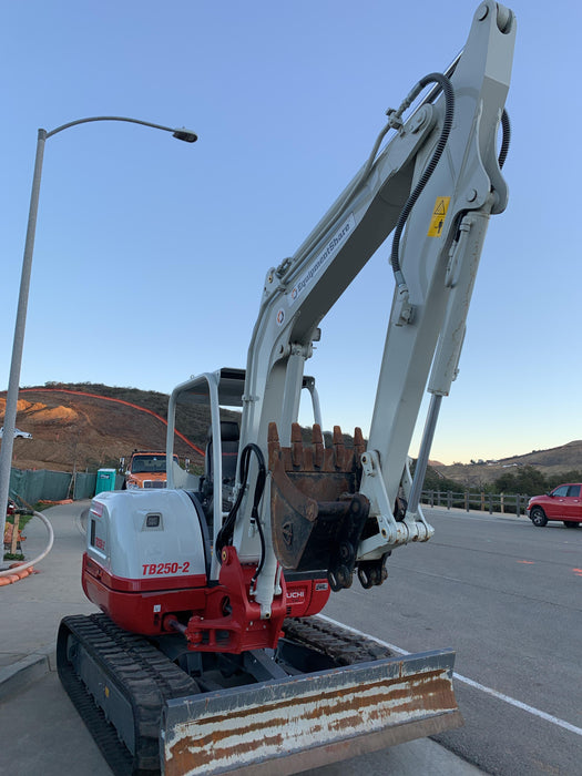 2021 TAKEUCHI TB250-2R