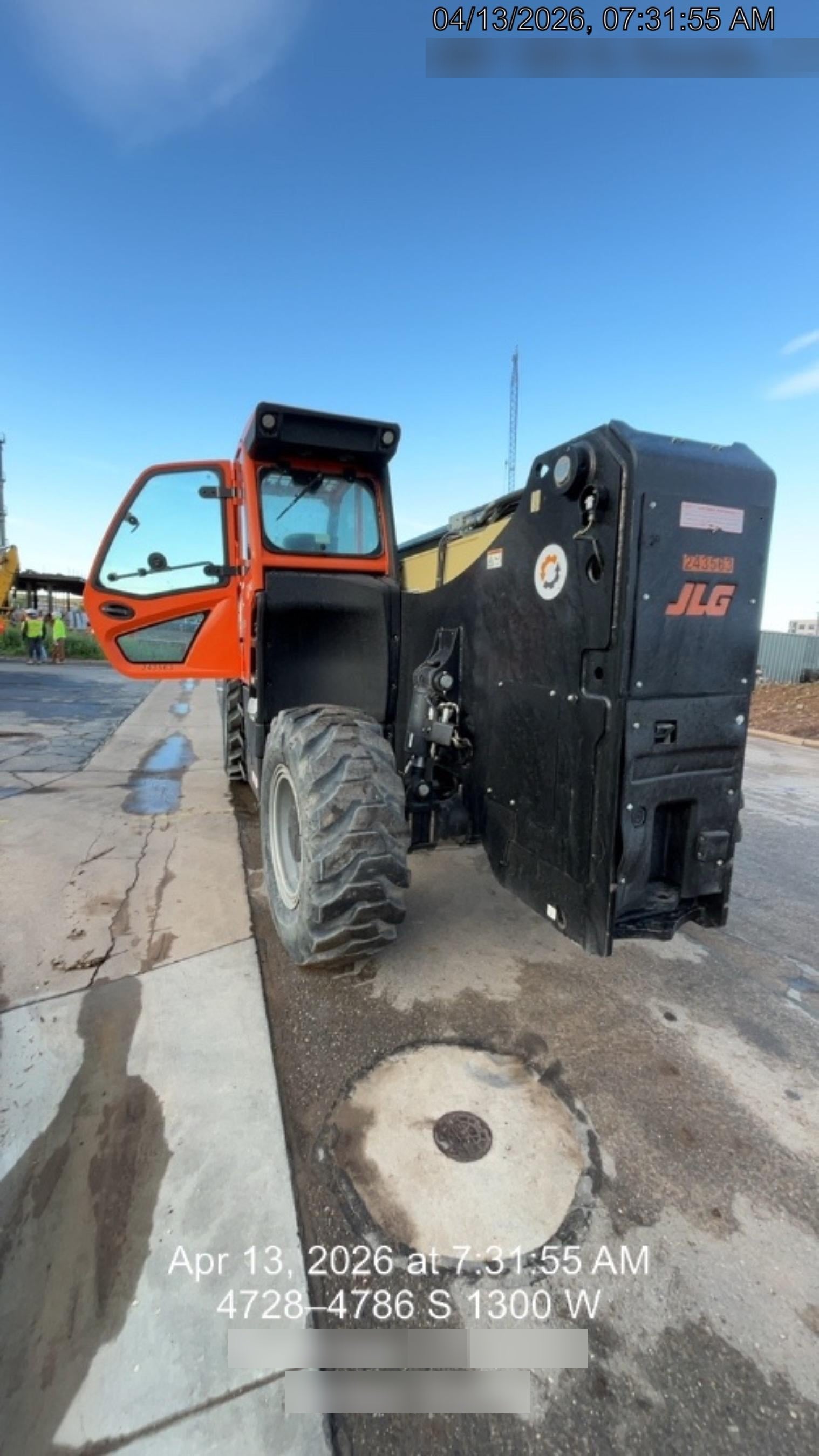 2022 JLG 1075