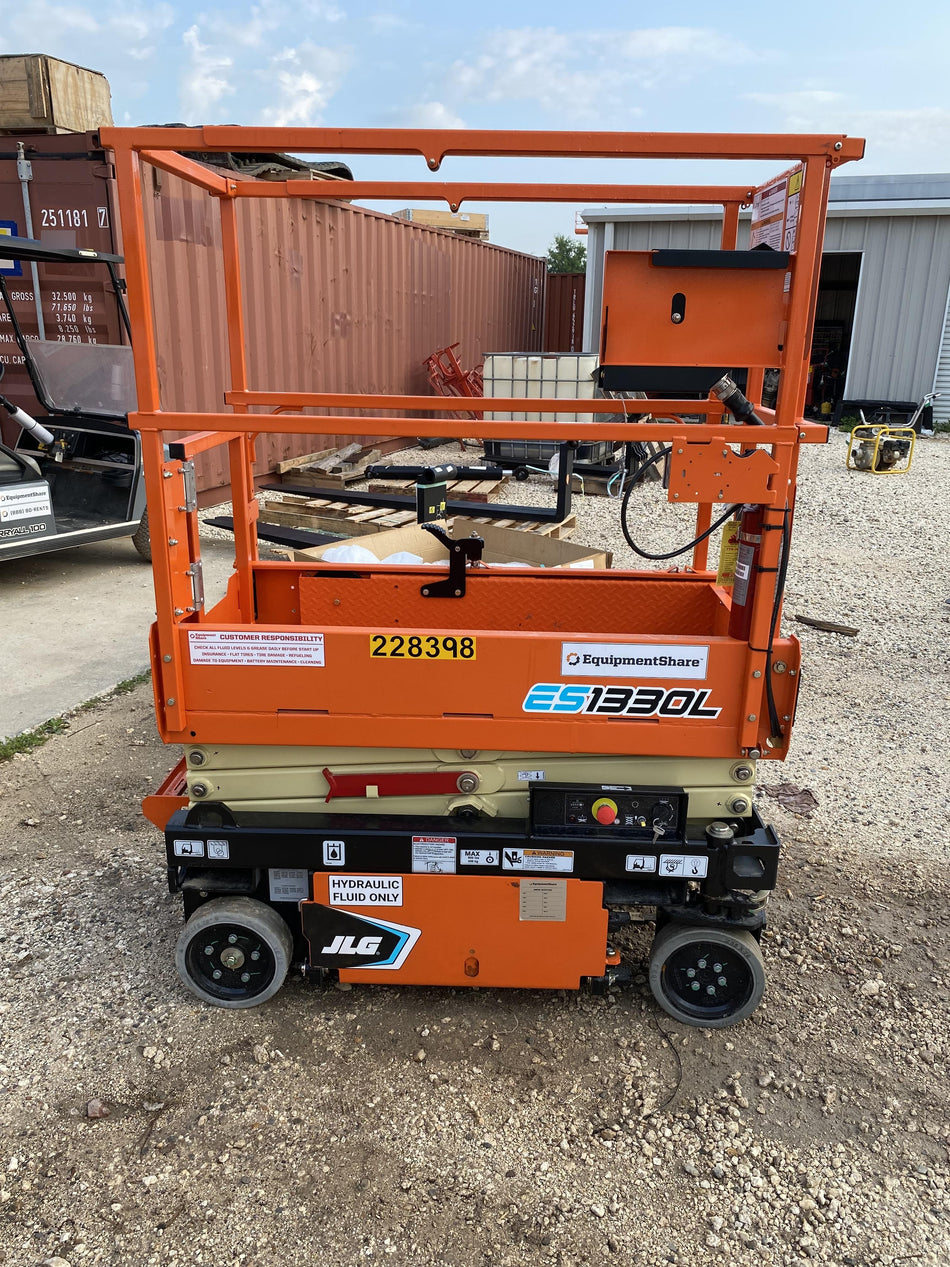 2022 JLG ES1330L