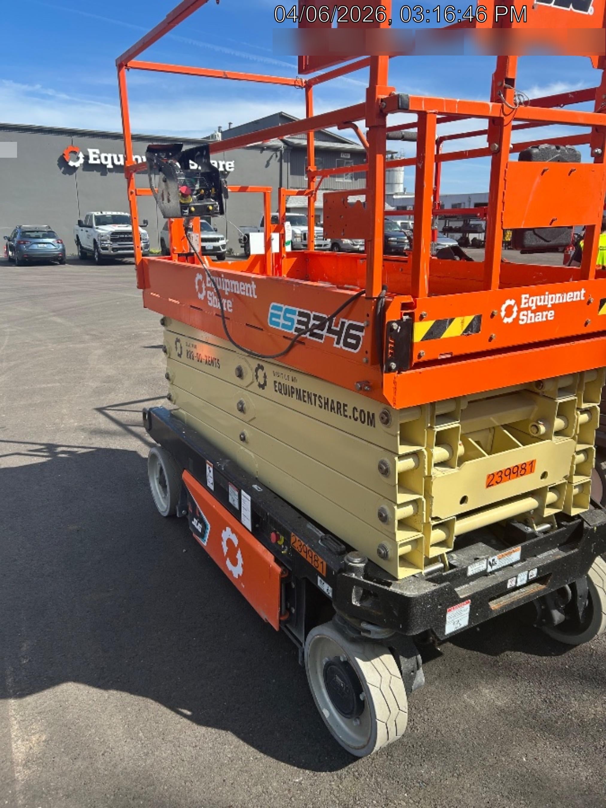 2022 JLG ES3246