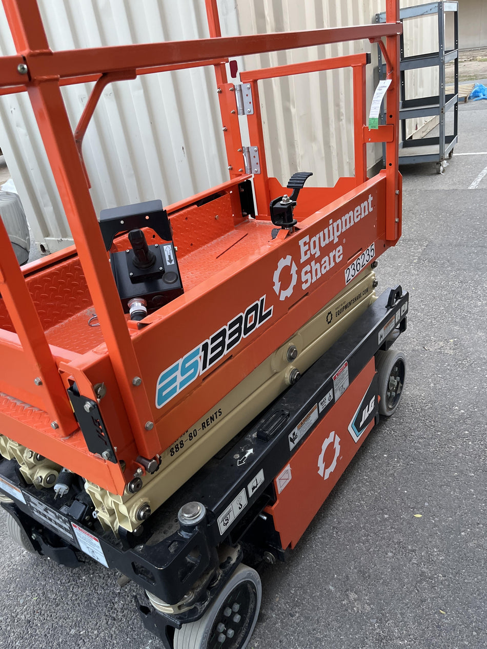2022 JLG ES1330L