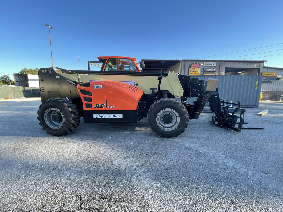 2022 JLG 1075