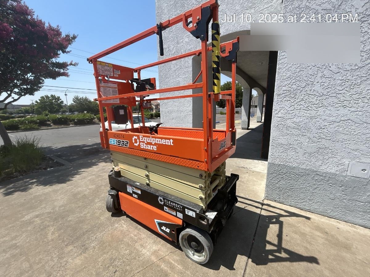 2024 JLG ES1932
